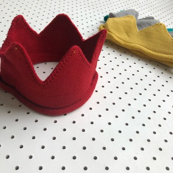 New Without Tags NEWBORN BABY Knitted Crowns, photo prop, different colours - Picture 9 of 12
